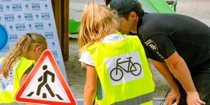 mo-thay-cong-an-danh-con-gi-1